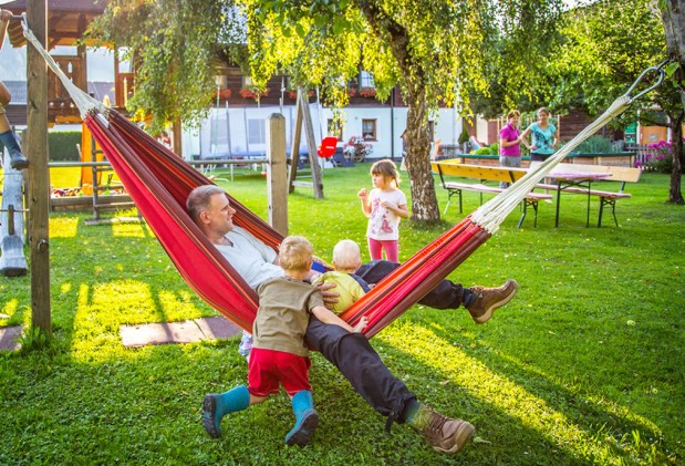 Garten mit viel Platz und Hängematte