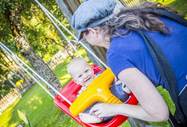 Baby auf einer Babyschaukel