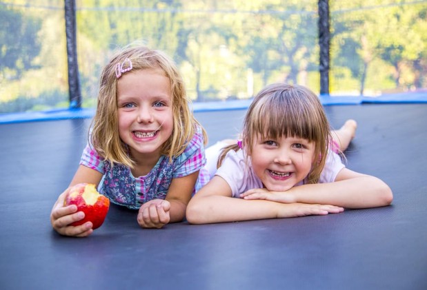 Kinder auf dem Trampolin am Vorderklinglhub