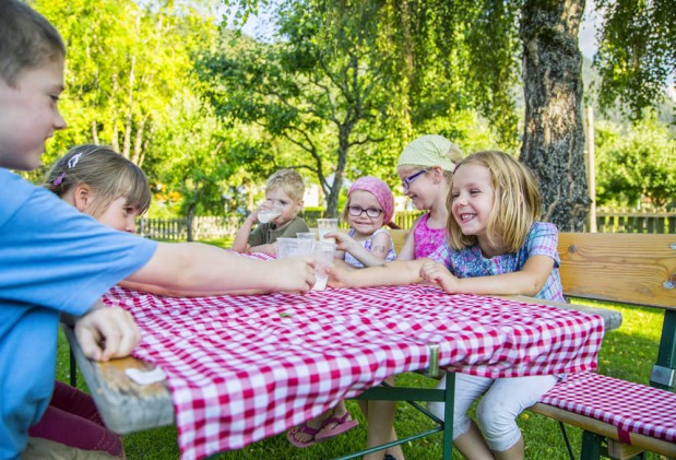 Kinder beim Milch trinken