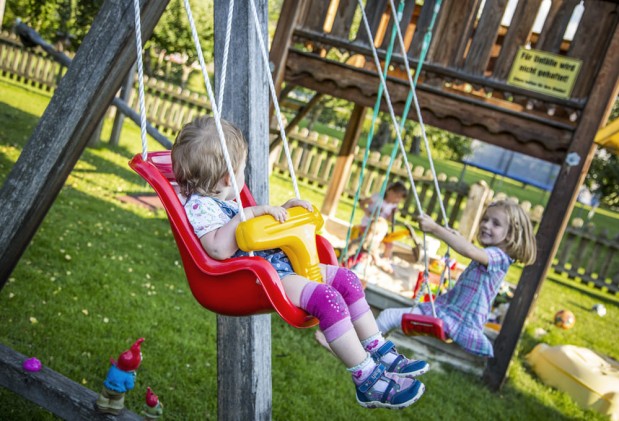 Kinder beim Schaukeln