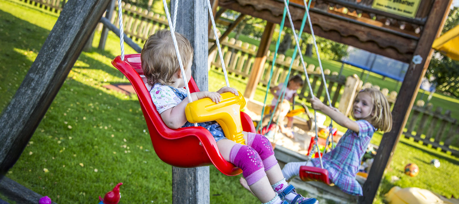 Kinder am Spielplatz