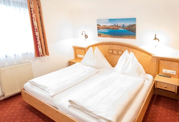 Helles Schlafzimmer mit gemütlicher Atmosphäre