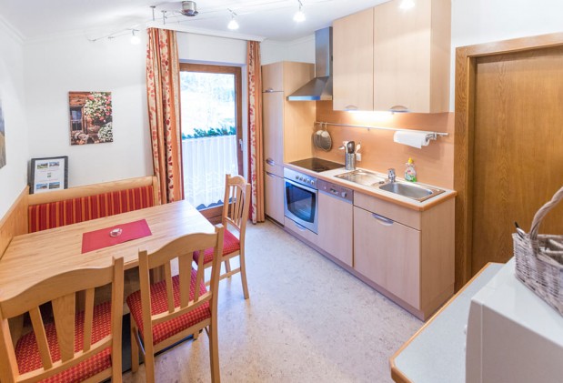 Voll ausgestattetes Esszimmer mit Küchenzeile