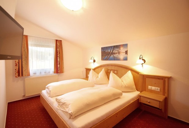 Schlafzimmer mit Flat-TV
