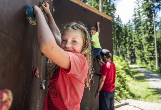 Kind auf Kletterwand © Flachau Tourismus