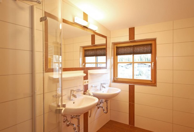 Badezimmer mit Fenster