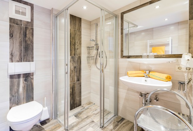 Modernes Badezimmer mit Dusche