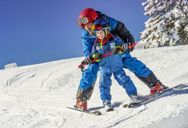 Kind lernt Skifahren in Flachau © Flachau Tourismus