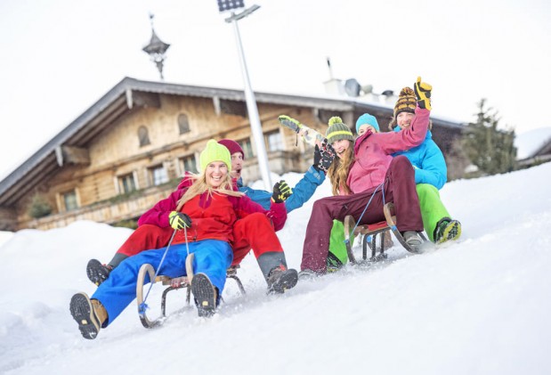 Freunde haben Spaß beim Rodeln © Flachau Tourismus