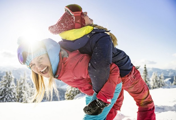 Familie beim Wandern im Sommerurlaub © Flachau Tourismus